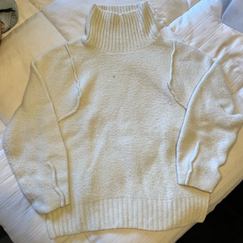 White turtle neck sweater